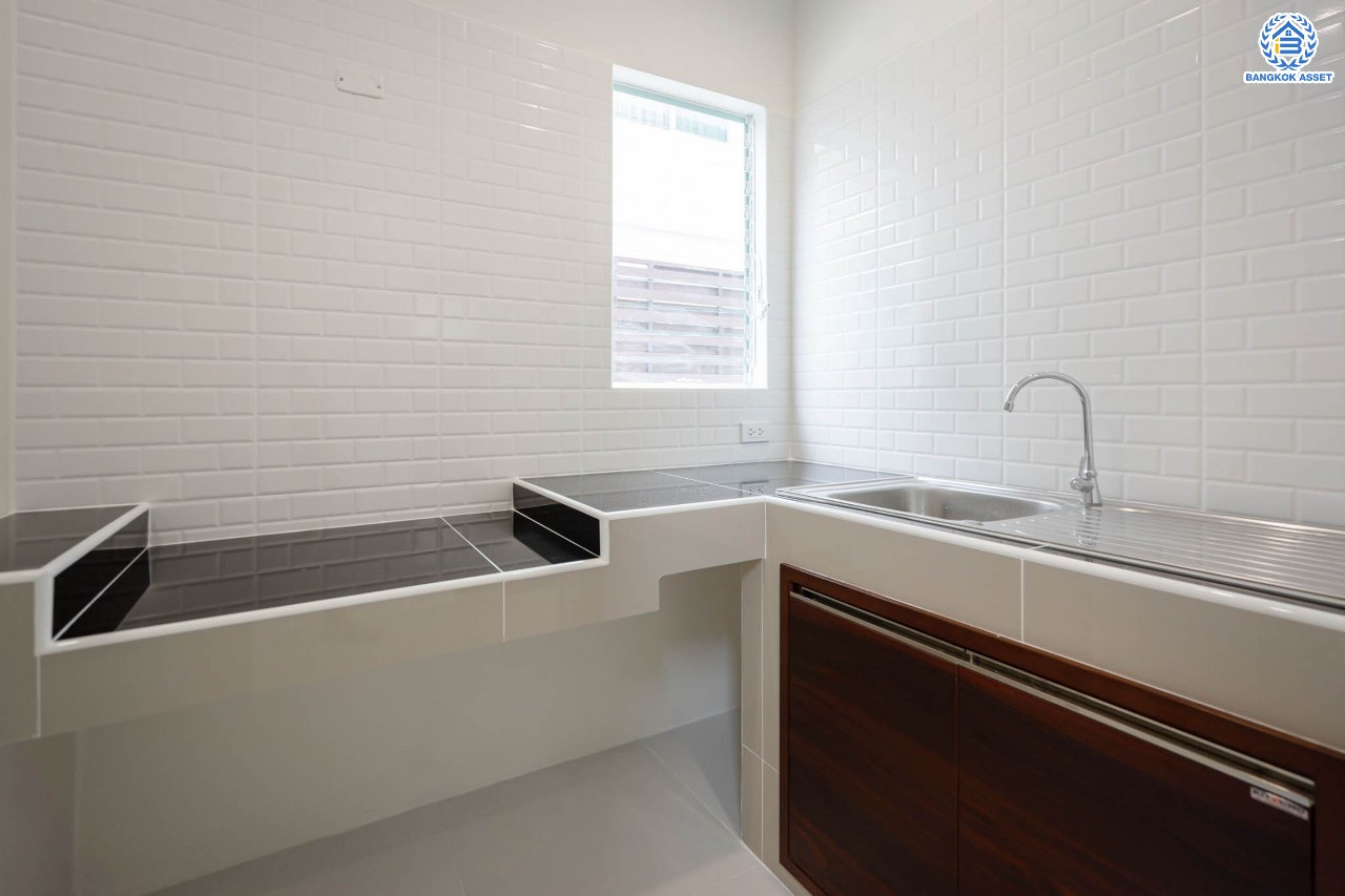 บ้านมือสองตกแต่งใหม่ ม.เดอะวิลล่า ราชพฤกษ์-ท่าอิฐ แบรนด์ Property Perfect เดินทางสะดวก เนื้อที่ 35.8 ตร.ว. ฟังก์ชัน 3 ห้องนอน 2 ห้องน้ำ จอดรถได้ 2 คัน บนทำเลเชื่อมต่อทั้ง ถ.รัตนาธิเบศร์ และถ.ราชพฤกษ์ และเพียง 10 นาทีถึงรถไฟฟ้า "สถานีบางรักน้อยท่าอิฐ"